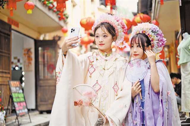 南岸區(qū)敦厚坡老街作為重慶首個“簪花一條街”,吸引了大量游客前來打卡。通訊員 郭旭 攝\視覺重慶