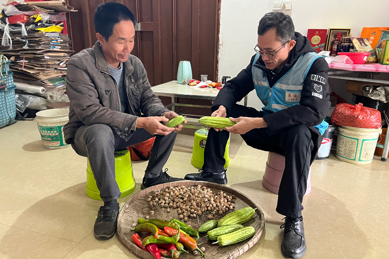 駐村隊員了解脫貧戶種植情況。曾麗元攝