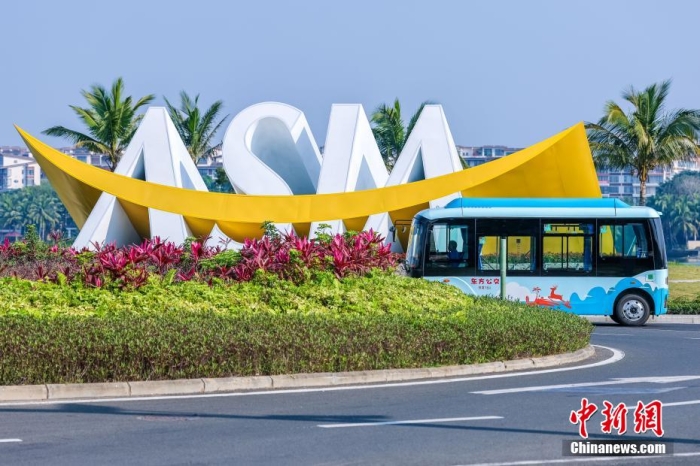 3月24日,一輛新能源穿梭巴士在“ASIA”標識前經(jīng)過。博鰲亞洲論壇2025年年會將于3月25日至28日在海南博鰲舉行。目前,論壇年會各項工作已準備就緒。<a target='_blank' href='/'>中新社</a>記者 駱云飛 攝 3月24日,一輛新能源穿梭巴士在“ASIA”標識前經(jīng)過。博鰲亞洲論壇2025年年會將于3月25日至28日在海南博鰲舉行。目前,論壇年會各項工作已準備就緒。<a target='_blank' href='/'>中新社</a>記者 駱云飛 攝