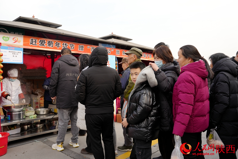 第二屆中歐班列年貨節(jié)的現(xiàn)場(chǎng),市民排隊(duì)品嘗臊子面。人民網(wǎng)記者 賈凱璐攝
