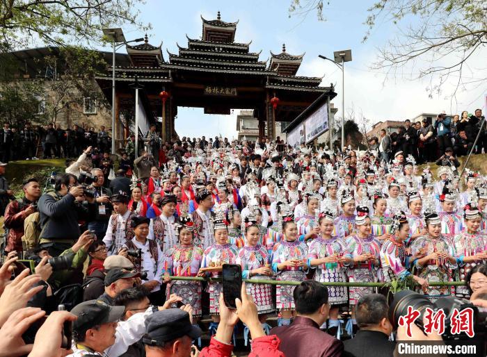 廣西三江侗族自治縣梅林鄉(xiāng)“二月二”侗族大歌節(jié)活動吸引游客前來體驗侗鄉(xiāng)風情。　龔普康 攝