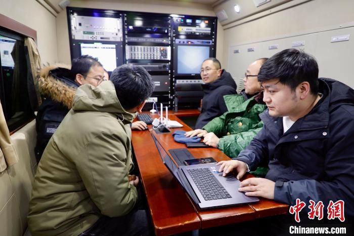 圖為工作人員為此次飛行提供服務(wù)保障?!∮荜?yáng)區(qū)委宣傳部供圖 圖為工作人員為此次飛行提供服務(wù)保障?!∮荜?yáng)區(qū)委宣傳部供圖