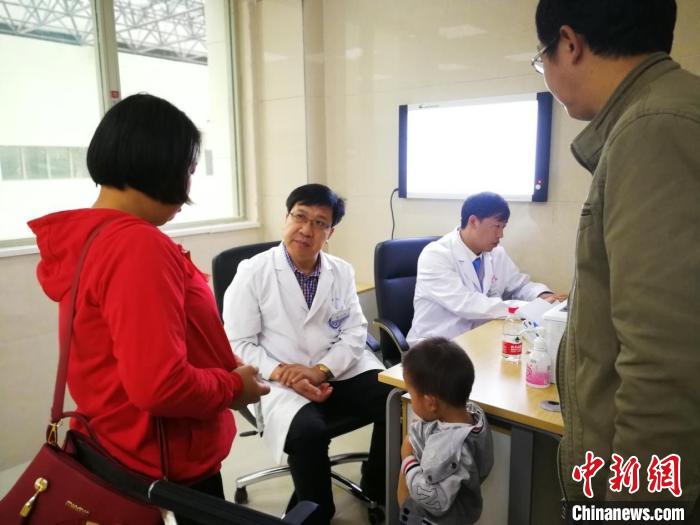 農(nóng)工黨黨員專家團(tuán)隊在鎮(zhèn)雄縣人民醫(yī)院在位幫扶坐診。　農(nóng)工黨成都市委會供圖