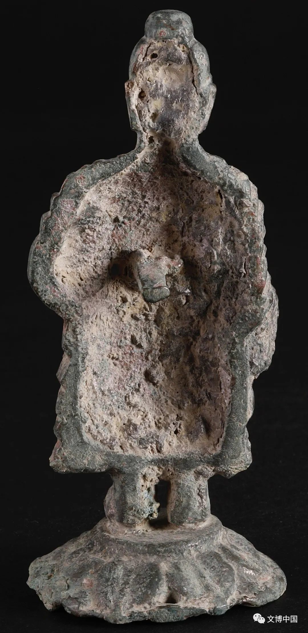 圖4 成任墓地M3015出土的金銅釋迦牟尼立像(背面) 圖4 成任墓地M3015出土的金銅釋迦牟尼立像(背面)