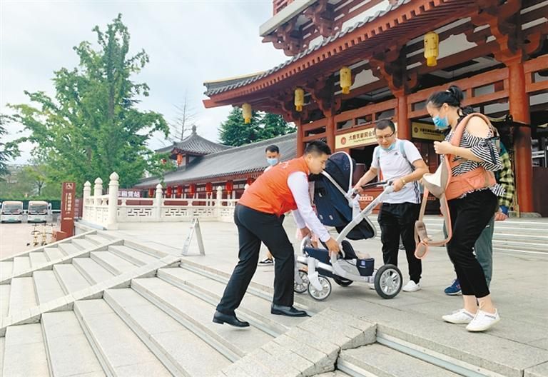 志愿者在大唐芙蓉園門口為游客提供幫助。(資料圖片) 志愿者在大唐芙蓉園門口為游客提供幫助。(資料圖片)