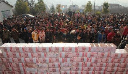 涼山州冕寧縣建設(shè)村給340戶村民分紅,最多的村民領(lǐng)到了30萬