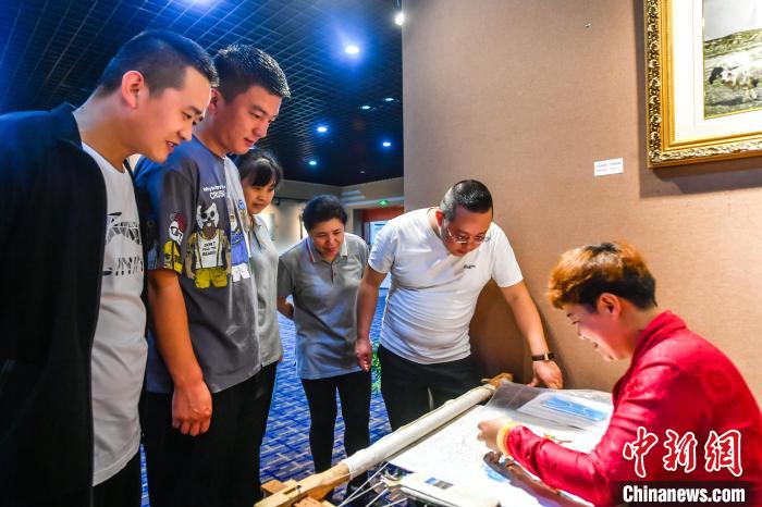 圖為南京市民觀賞湟源縣非遺產(chǎn)品制作?！′以纯h委宣傳部 供圖