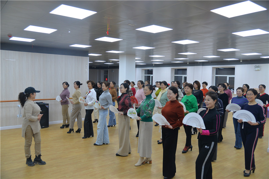 陜西靖邊：凝聚巾幗力量 綻放女性芳華_fororder_旗袍排練 (1).JPG