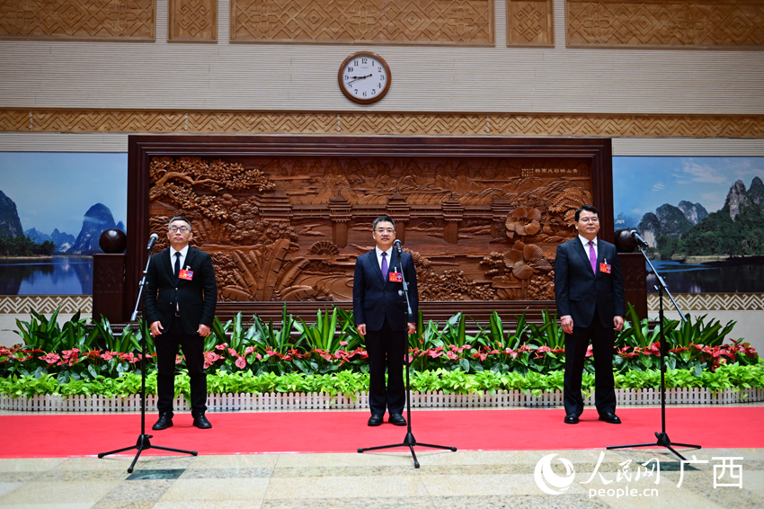 “代表通道”集體采訪活動。 人民網(wǎng) 雷琦竣攝