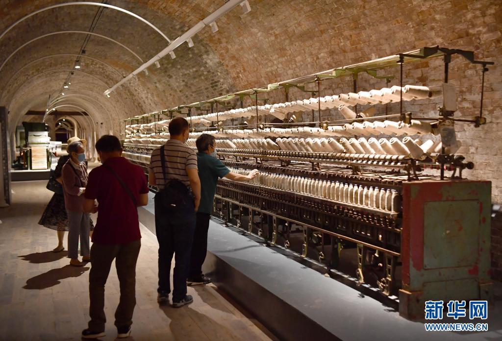 6月9日，游客在“窯洞工廠”內(nèi)參觀。