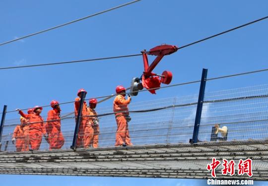 首根主纜索股正在穿越大渡河。　鐘欣攝