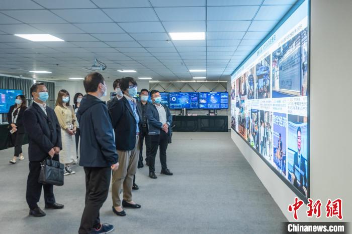 圖為日本駐重慶總領(lǐng)事高田真里一行考察貴陽(yáng)科恩大數(shù)據(jù)先進(jìn)技術(shù)研究院。　唐哲 攝