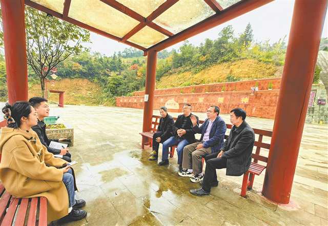 楊關(guān)村與楊柳關(guān)村組建聯(lián)合黨支部,成立楊柳關(guān)戰(zhàn)役遺址保護(hù)黨員先鋒隊, 時常召開“碰頭會”。記者 彭瑜 攝/視覺重慶