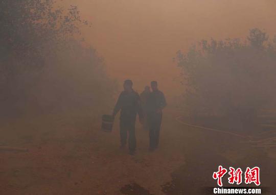 新疆托克遜遭13級(jí)大風(fēng)襲擊發(fā)沙塵暴橙色預(yù)警（圖）