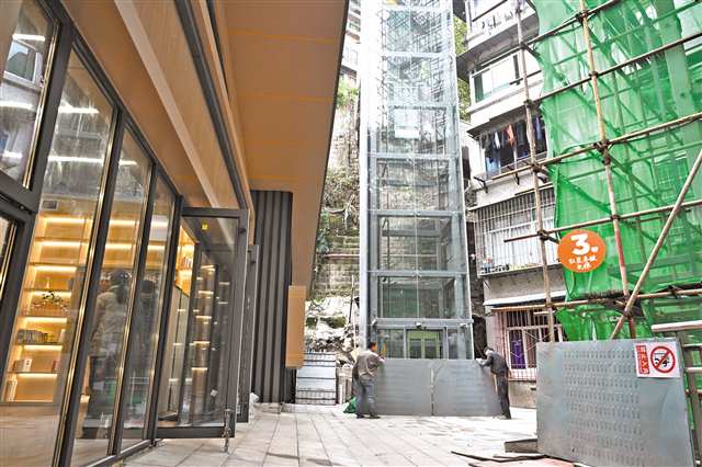 渝中區(qū)兩路口街道紅星亭坡小區(qū)，新建的無障礙電梯。（本報資料圖片）記者 羅斌 攝/視覺重慶