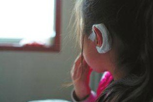 女教師撕裂8歲女孩耳朵 嫌不專心完成課堂作業(yè)