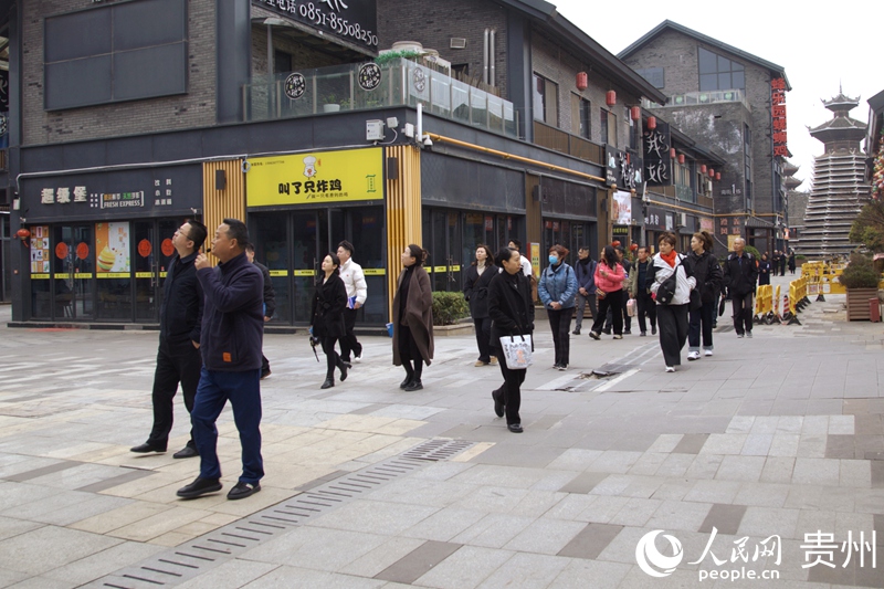 實(shí)地考察。人民網(wǎng) 龍章榆 攝