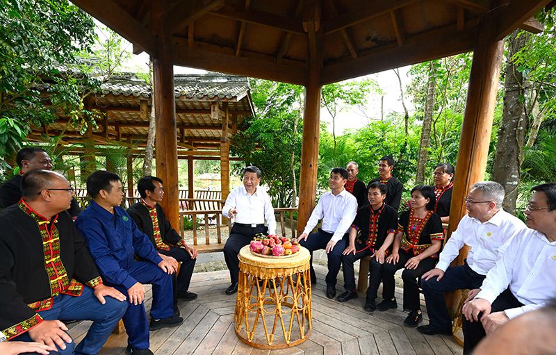 2022年4月11日,習(xí)近平總書記在海南五指山市水滿鄉(xiāng)毛納村,同當(dāng)?shù)馗刹咳罕娪H切交談。 2022年4月11日,習(xí)近平總書記在海南五指山市水滿鄉(xiāng)毛納村,同當(dāng)?shù)馗刹咳罕娪H切交談。