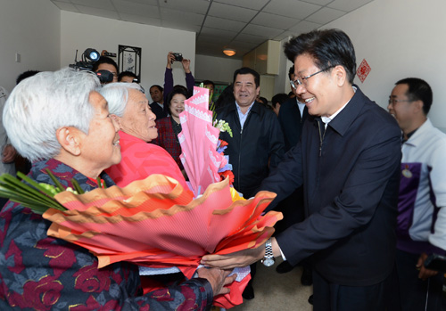張春賢重陽節(jié)看望老年人尊敬老人 萬世有成