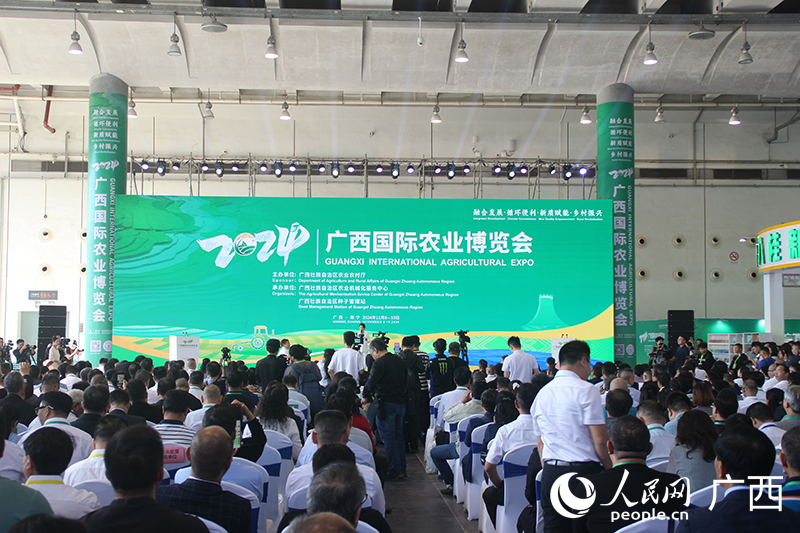 開幕式現(xiàn)場(chǎng)。人民網(wǎng) 何寧攝 開幕式現(xiàn)場(chǎng)。人民網(wǎng) 何寧攝