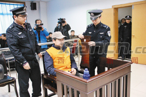 　　侯福才在法庭上