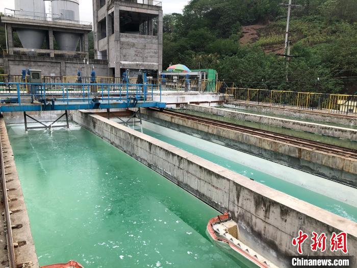 9月21日，中化涪陵化工生態(tài)環(huán)境修復(fù)基地，磷石膏滲濾液處理站已建成投運一年半。經(jīng)過處理的滲濾液達到排放標(biāo)準?！±罴?攝