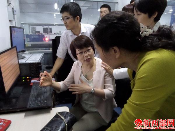 工作人員在企業(yè)檢??jpg