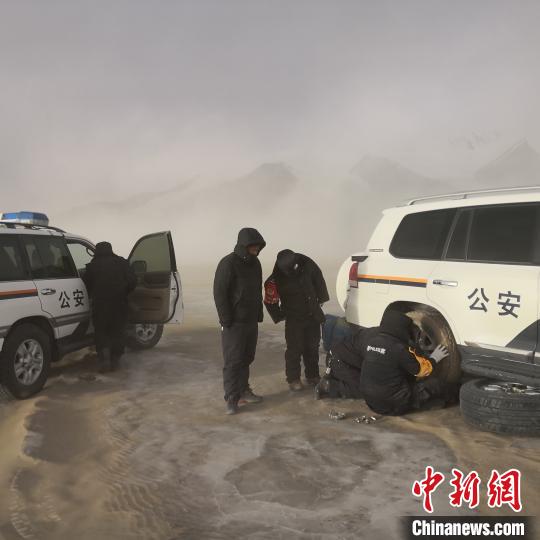 圖為巡護(hù)隊(duì)員開(kāi)展巡護(hù)。可西里管理處 供圖 圖為巡護(hù)隊(duì)員開(kāi)展巡護(hù)??晌骼锕芾硖?供圖