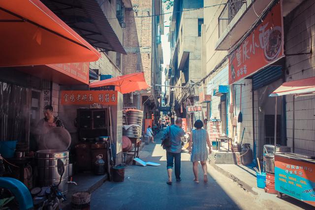 城市里的鄉(xiāng)村，西安西八里村紀實，小巷中這條標語，有些念不出口