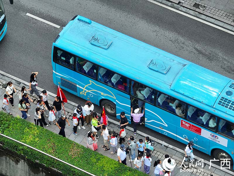 游客排隊登車。人民網(wǎng) 付華周攝 游客排隊登車。人民網(wǎng) 付華周攝