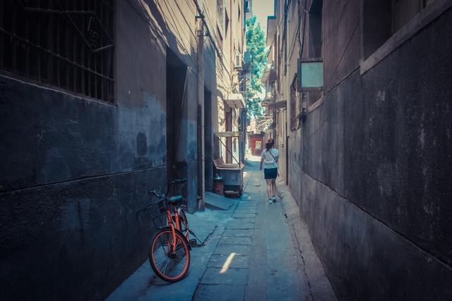 城市里的鄉(xiāng)村，西安西八里村紀實，小巷中這條標語，有些念不出口