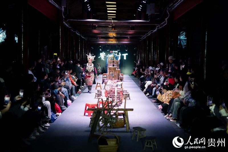 “村T”表演現(xiàn)場(chǎng)。人民網(wǎng)記者 涂敏攝