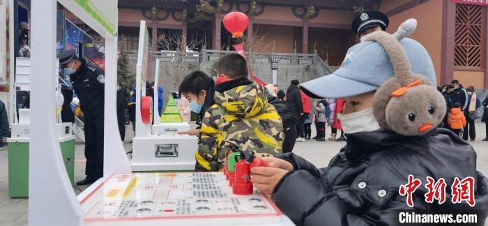 圖為當(dāng)?shù)貎和w現(xiàn)科技“下鄉(xiāng)”?!∥航ㄜ?攝 圖為當(dāng)?shù)貎和w現(xiàn)科技“下鄉(xiāng)”?!∥航ㄜ?攝