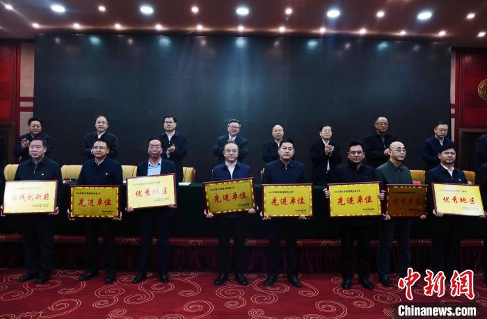 圖為青海省召開(kāi)全省統(tǒng)戰(zhàn)部長(zhǎng)會(huì)議現(xiàn)場(chǎng)，部分受表彰代表上臺(tái)領(lǐng)獎(jiǎng)?！●R銘言 攝