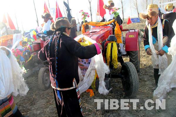 雍布拉康山腳下“鐵?！遍_啟春耕“第一犁”