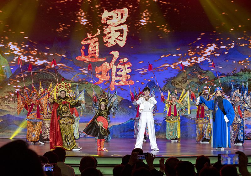 2023年10月13日,成都,“把青春華章寫在祖國大地上”大思政課網(wǎng)絡(luò)主題宣傳和互動(dòng)引導(dǎo)活動(dòng)在四川大學(xué)舉行。