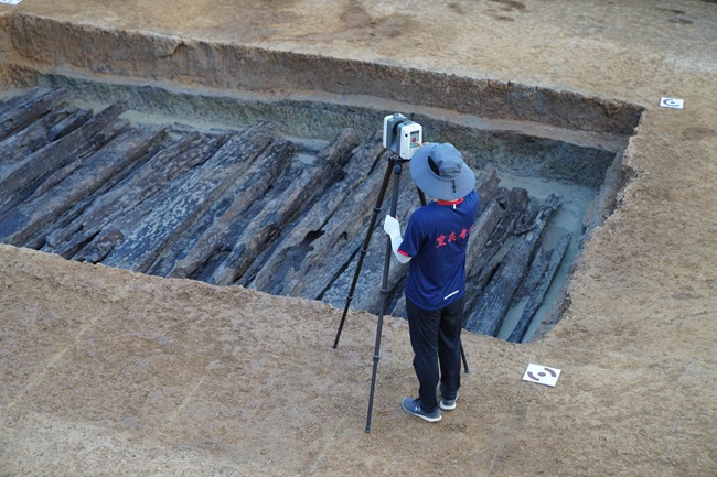 考古隊員正對挖掘現(xiàn)場進行三維掃描。 重慶市文物考古研究院供圖