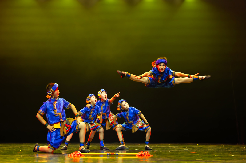 南寧市錦華小學(xué)非遺花棍舞蹈團(tuán)參加2024年全國第八屆中小學(xué)藝術(shù)展演比賽。南寧市錦華小學(xué)供圖